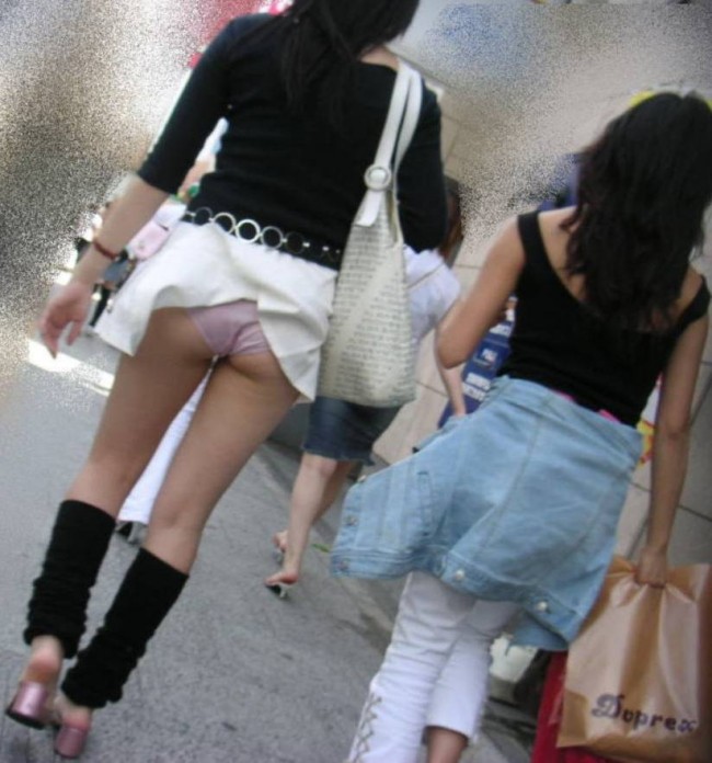 특히나 짧은 치마.....