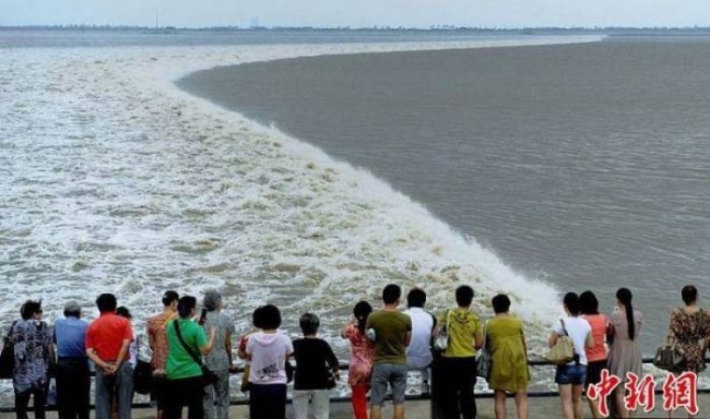 let-s-go-to-the-qiantang-river-watch-the-tide-they-said-1.jpg